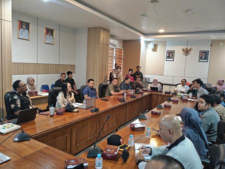 Rapat koordinasi di DPM-PTSP Bontang terkait distribusi Pertalite