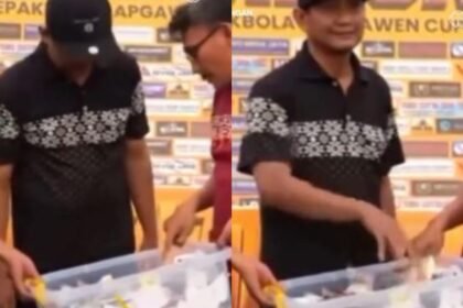 video rekaman momen pengundian hadiah utama berupa satu unit sepeda motor Honda PCX 160 dalam sebuah turnamen sepak bola antarkampung (tarkam) di Pekalongan viral di media sosial. (istimewa)