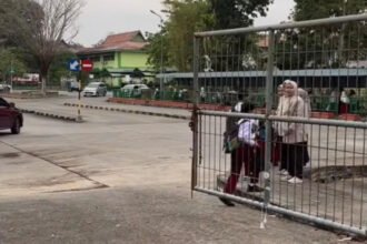Tangkapan layar video wali murid yang protes akibat kendaraannya tidak bisa masuk ke dalam sekolah (Ist).