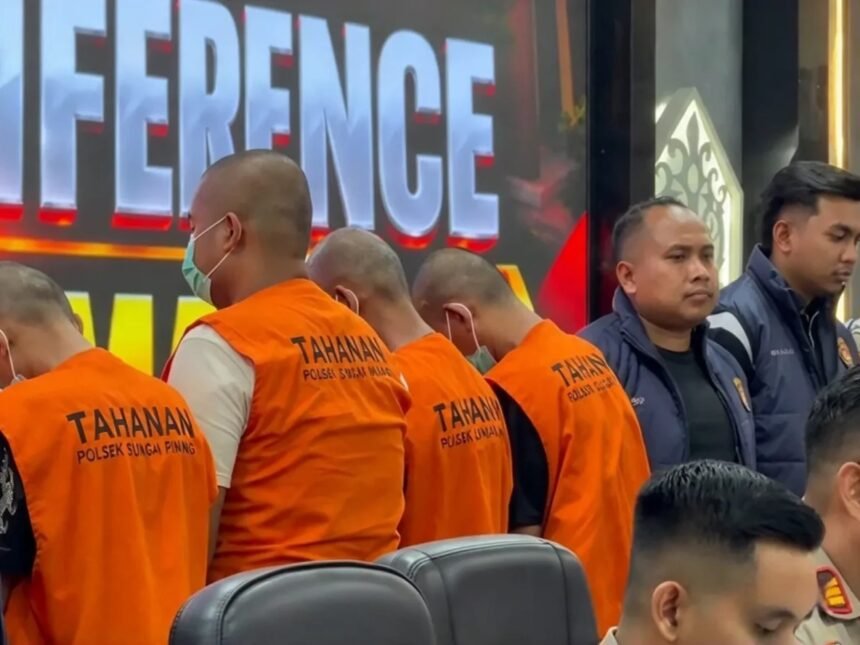 Wakil Kepala Polresta Samarinda AKBP Anib Bastian bersama jajajaran dalam konferensi press pengungkapan kasus di Mapolresta Samarinda. (istimewa)