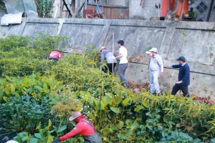 (Pemkot) Bontang menggelar aksi Jumat Bersih di sepanjang aliran sungai kawasan Jalan Mangga hingga Jalan Gambas, wilayah Kelurahan Satimpo, Bontang Selatan hingga Kelurahan Gunung Elai, Bontang Utara, Jumat (16/10) pagi. (istimewa)