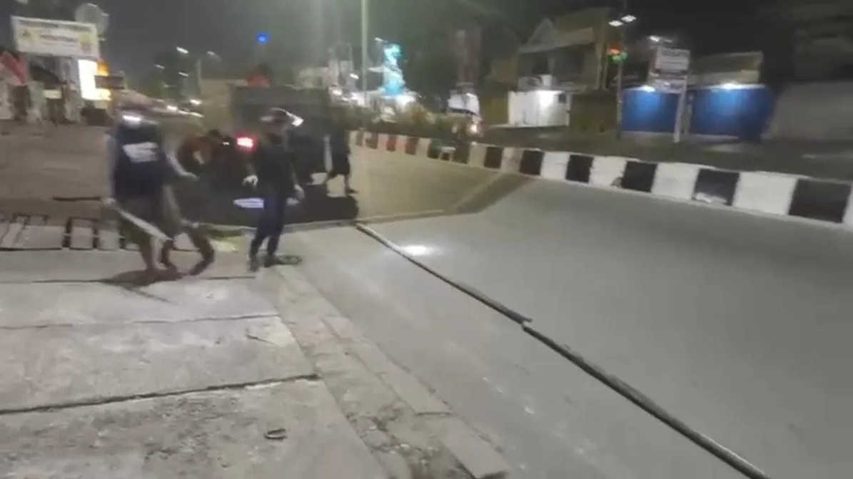 aksi pencurian kabel di Jalan Hasan Basri. (istimewa)