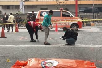 Petugas mengevakuasi jasad SR (33), yang diduga jatuh dari kawasan Apartemen Borneo Bay, Jalan Jenderal Sudirman, Kelurahan Klandasan Ilir, Balikpapan Kota, Selasa (6/10/2026). (istimewa)