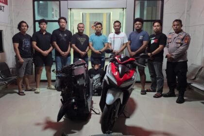 Dua remaja dan barang bukti diamankan polsek sangatta utara. (istimewa)