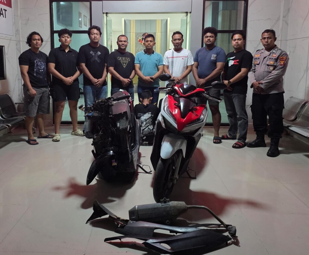 Dua remaja dan barang bukti diamankan polsek sangatta utara. (istimewa)