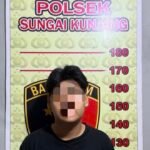 Pelaku DS (18) diamankan di Polsek Sungai Kunjang. (istimewa)