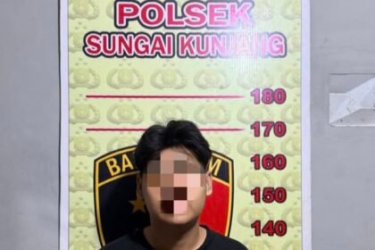 Pelaku DS (18) diamankan di Polsek Sungai Kunjang. (istimewa)