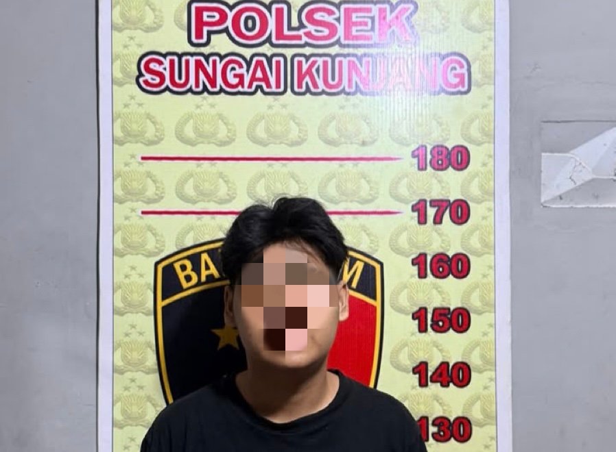 Pelaku DS (18) diamankan di Polsek Sungai Kunjang. (istimewa)