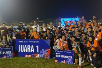 Tanjung Laut sukses mempertahankan gelar juara Pupuk Kaltim Cup (PKT Cup) 2026 setelah menaklukkan Bontang Baru dengan skor 2-0 di Stadion Mulawarman, Senin (12/10/2026) malam.