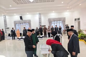Pelantikan Sekretaris Daerah Kota Bontang Sonny Suwito oleh Wali Kota Bontang Neni Moernaeni.