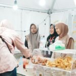 Pengunjung PKT Cup berbelanja di stand UMKM.