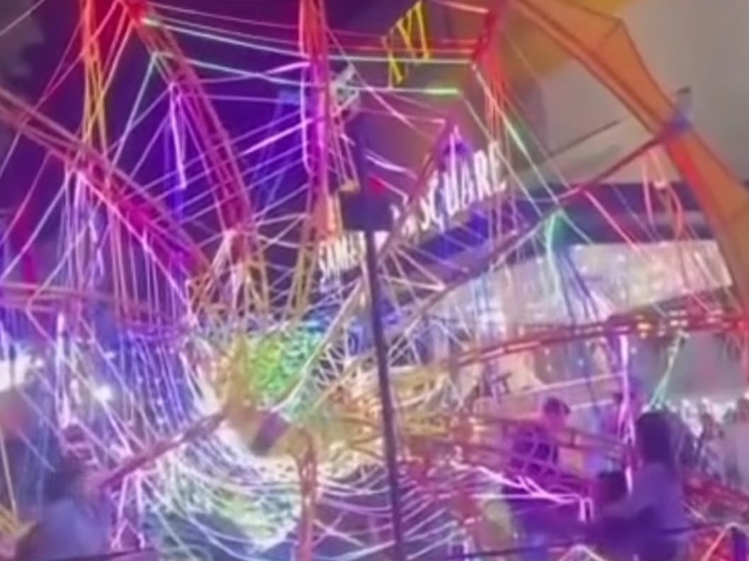 wahan permainan di samarinda square roboh pada minggu (18/10/2026).