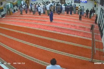 Tangkapan layar rekaman CCTV saat terjadi insiden penyerangan terhadap imam masjid Al Muhajirin , Bontang Selatan. (ist)