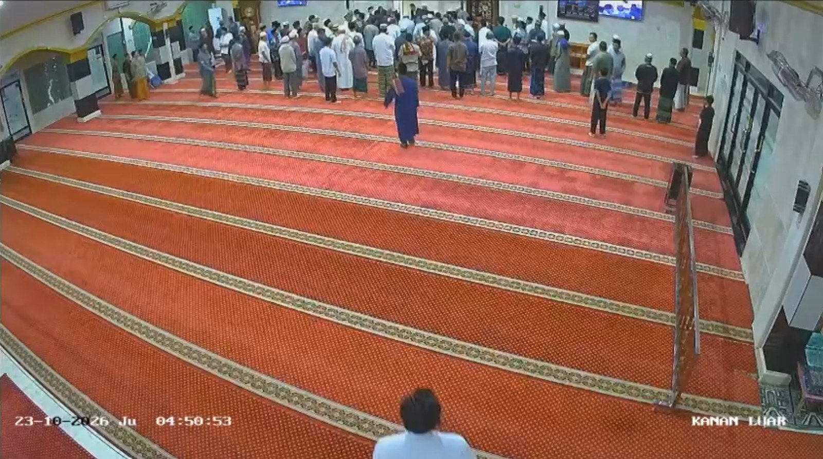 Tangkapan layar rekaman CCTV saat terjadi insiden penyerangan terhadap imam masjid Al Muhajirin , Bontang Selatan. (ist)