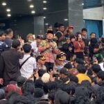 Gubernur Kaltim Rudy Mas’ud saat menemui massa aksi, Rabu (21/10/2026). (istimewa)
