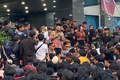 Gubernur Kaltim Rudy Mas’ud saat menemui massa aksi, Rabu (21/10/2026). (istimewa)