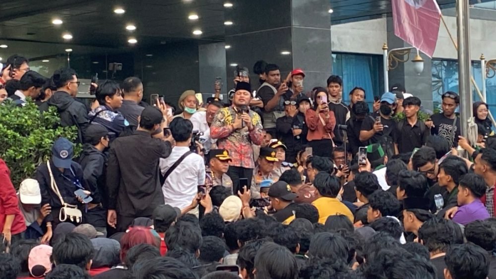 Gubernur Kaltim Rudy Mas’ud saat menemui massa aksi, Rabu (21/10/2026). (istimewa)