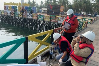 Tim DLH mengambil sampel air di Pulau Beras Basah yang diduga tercemar. (Ist)