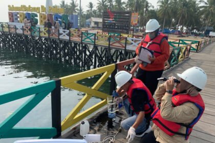 Tim DLH mengambil sampel air di Pulau Beras Basah yang diduga tercemar. (Ist)