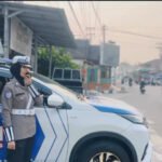 seorang personel Satlantas Polres Bontang memberikan imbauan kepada pengendara agar tertib berlalulintas. (istimewa)