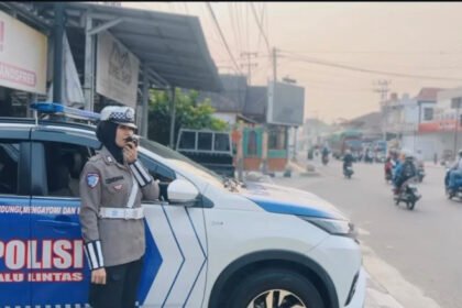 seorang personel Satlantas Polres Bontang memberikan imbauan kepada pengendara agar tertib berlalulintas. (istimewa)