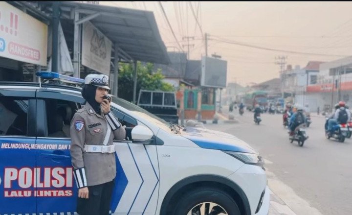 seorang personel Satlantas Polres Bontang memberikan imbauan kepada pengendara agar tertib berlalulintas. (istimewa)