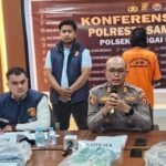 Kapolsek Sungai Kunjang AKP Abdillah Dalimunte saat merilis kasus dugaan pembakaran bangunan di Jalan Pangeran Antasari, Kelurahan Teluk Lerong Ulu, Samarinda. (istimewa)