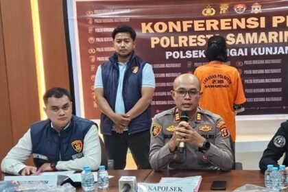 Kapolsek Sungai Kunjang AKP Abdillah Dalimunte saat merilis kasus dugaan pembakaran bangunan di Jalan Pangeran Antasari, Kelurahan Teluk Lerong Ulu, Samarinda. (istimewa)