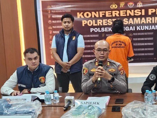 Kapolsek Sungai Kunjang AKP Abdillah Dalimunte saat merilis kasus dugaan pembakaran bangunan di Jalan Pangeran Antasari, Kelurahan Teluk Lerong Ulu, Samarinda. (istimewa)