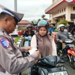 petugas tengah memeriksa kelengkapan surat-surat pengendara saat razia di Jalan Bhayangkara. (istimewa)