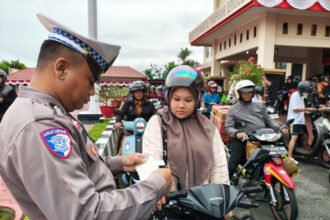 petugas tengah memeriksa kelengkapan surat-surat pengendara saat razia di Jalan Bhayangkara. (istimewa)