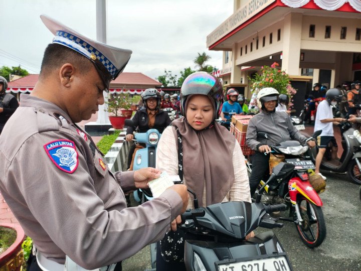petugas tengah memeriksa kelengkapan surat-surat pengendara saat razia di Jalan Bhayangkara. (istimewa)