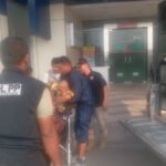 Satpol PP membawa pelaku ke RSUD Taman Husada sebelum dirujuk ke Samarinda. (Ist)