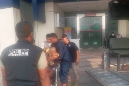 Satpol PP membawa pelaku ke RSUD Taman Husada sebelum dirujuk ke Samarinda. (Ist)