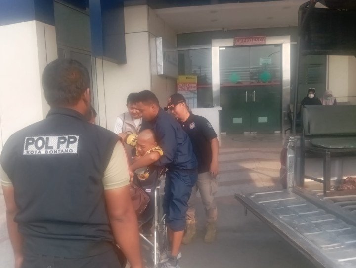 Satpol PP membawa pelaku ke RSUD Taman Husada sebelum dirujuk ke Samarinda. (Ist)