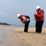 Tim dari Dinas Lingkungan Hidup mengambil sampel air di perairan Beras Basah.(istimewa)