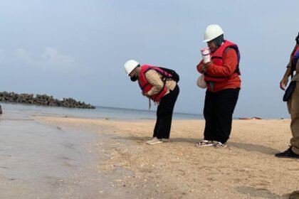 Tim dari Dinas Lingkungan Hidup mengambil sampel air di perairan Beras Basah.(istimewa)