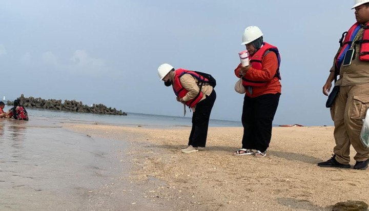 Tim dari Dinas Lingkungan Hidup mengambil sampel air di perairan Beras Basah.(istimewa)