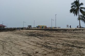 air di kawasan dekat bibir pantai Beras Basah diduga bercampur material menyerupai minyak. (Istimewa)